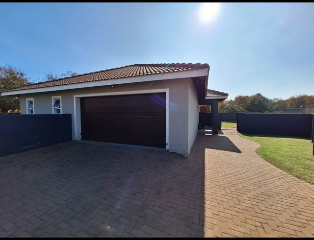 3 BEDROOM TOWNHOUSE FOR SALE IN ARCON PARK